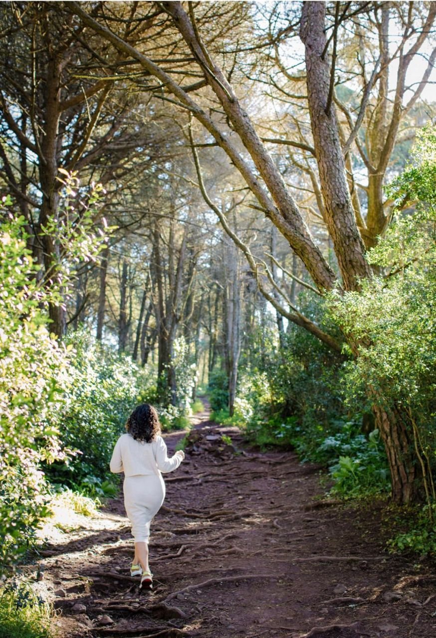 Elsa a caminhar na natureza